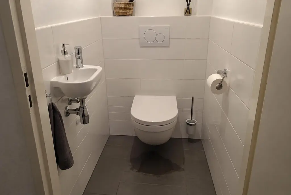 Lekdetectie Naaldwijk – natte vloer bij een toilet