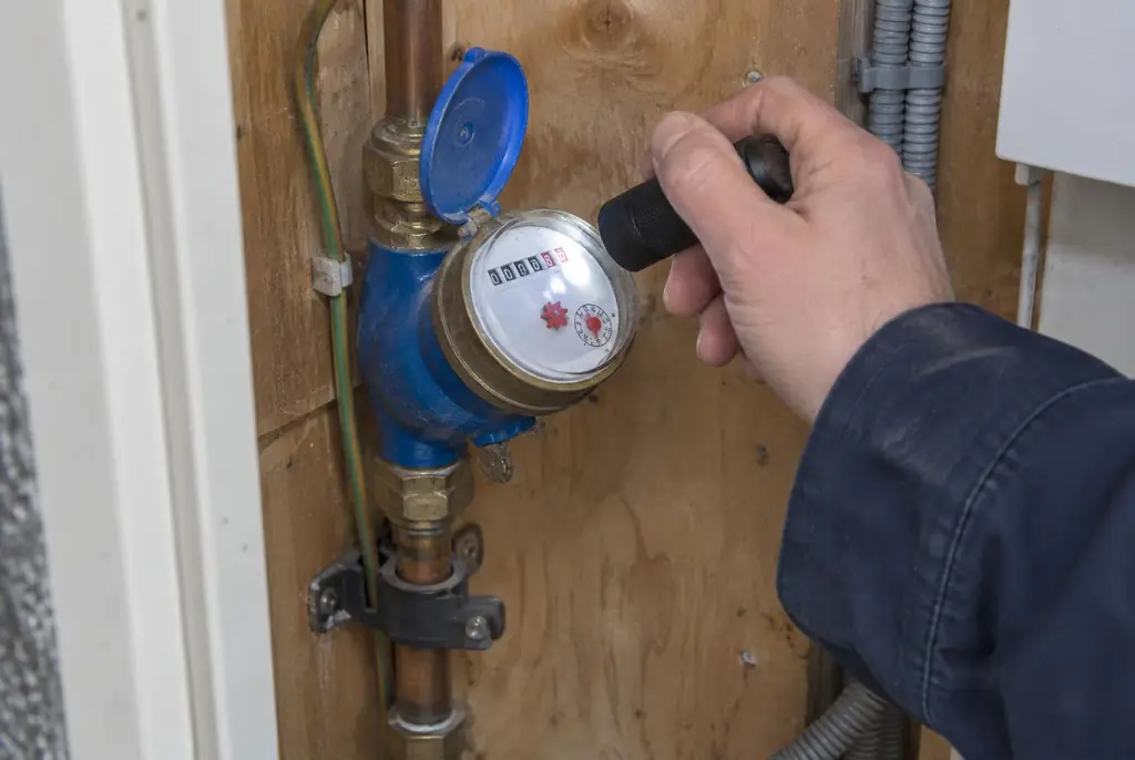Lekdetectie Naaldwijk – watermeter in de meterkast controleren met een zaklamp